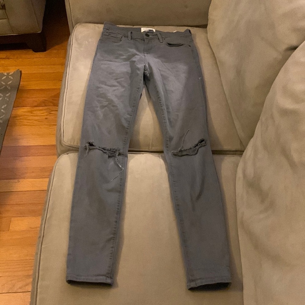 Women’s Frame Le Skinny de Jeanne In gray. Shred distressed, skinny jean Size 26